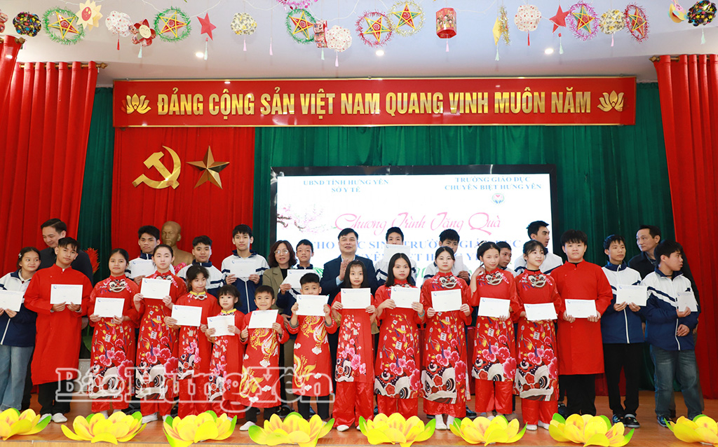 Đồng chí Phó Chủ tịch UBND tỉnh Phạm Văn Nghiêm tặng quà Tết cho học sinh Trường giáo dục chuyên biệt Hưng Yên cơ sở 1.