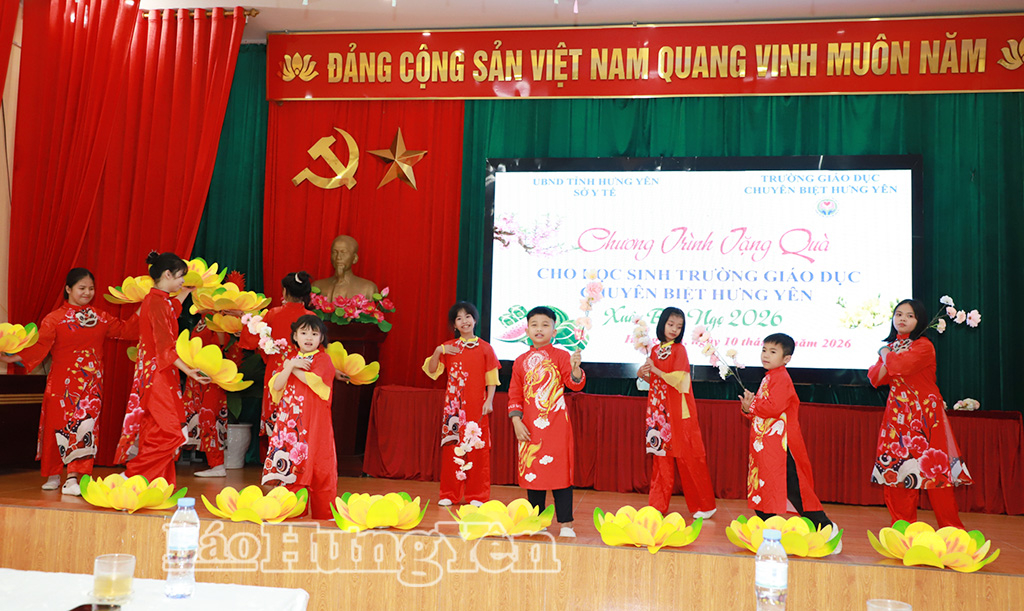 Tiết mục văn nghệ của các học sinh Trường giáo dục chuyên biệt Hưng Yên cơ sở 1.