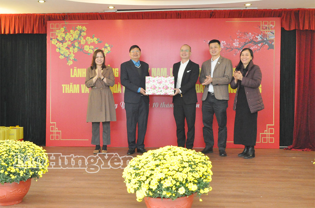Đồng chí Phan Văn Anh, Phó Chủ tịch Tổng LĐLĐ Việt Nam  tặng quà Tết Công ty Cổ phần Stavian hóa chất.