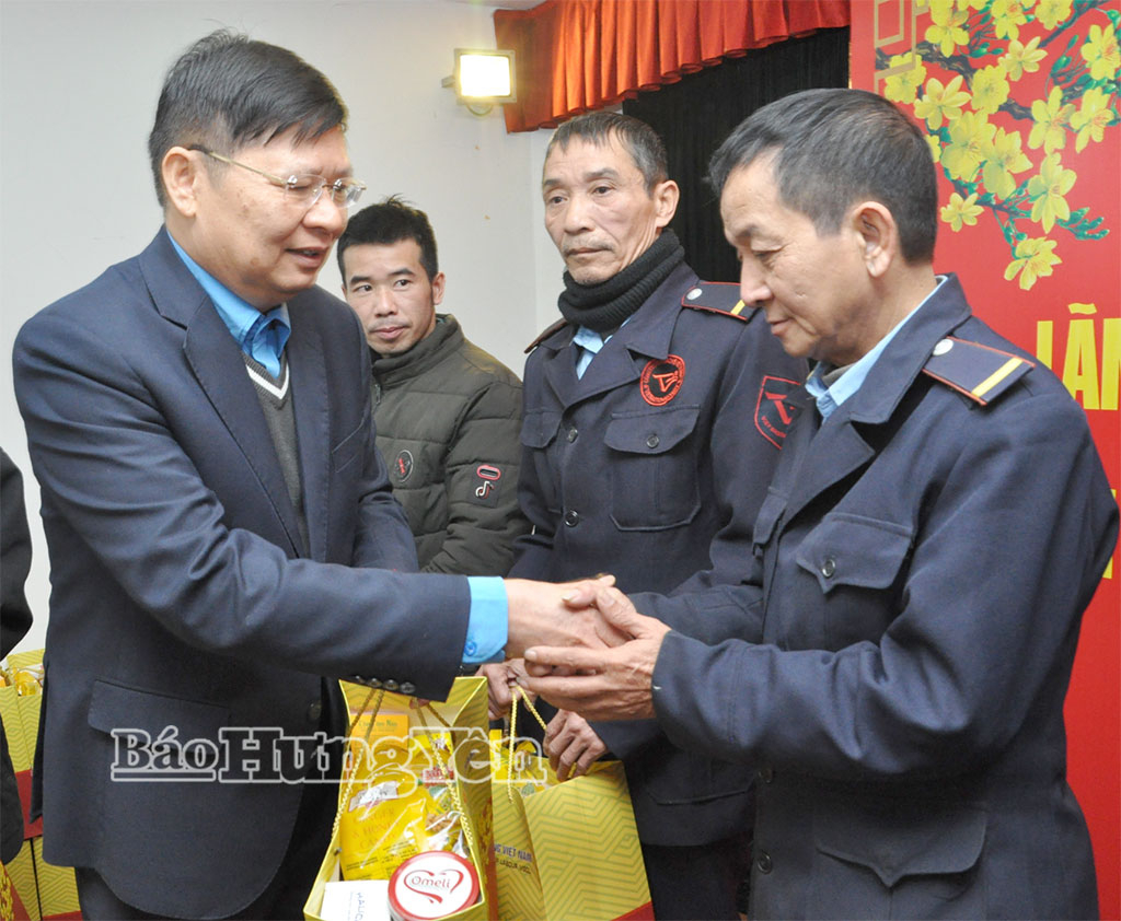 Đồng chí Phan Văn Anh, Phó Chủ tịch Tổng LĐLĐ Việt Nam  tặng quà Tết đoàn viên công đoàn, người lao động có hoàn cảnh khó khăn tại Công ty Cổ phần Stavian hóa chất.  