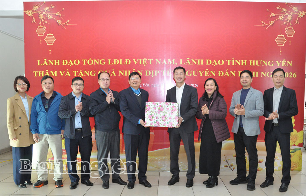 Đồng chí Phan Văn Anh, Phó Chủ tịch Tổng LĐLĐ Việt Nam tặng quà Tết Công ty TNHH Điện lạnh Hòa Phát.