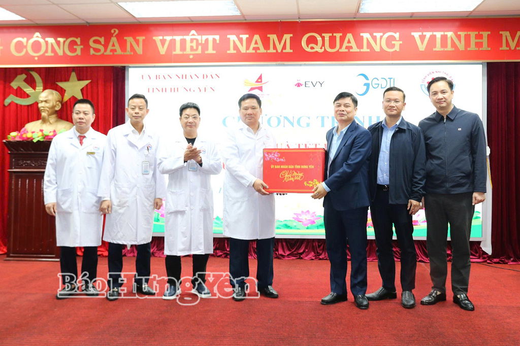 Đồng chí Phó Chủ tịch UBND tỉnh Phạm Văn Nghiêm trao quà tặng cán bộ, bác sĩ Bệnh viện Nhi Thái Bình.