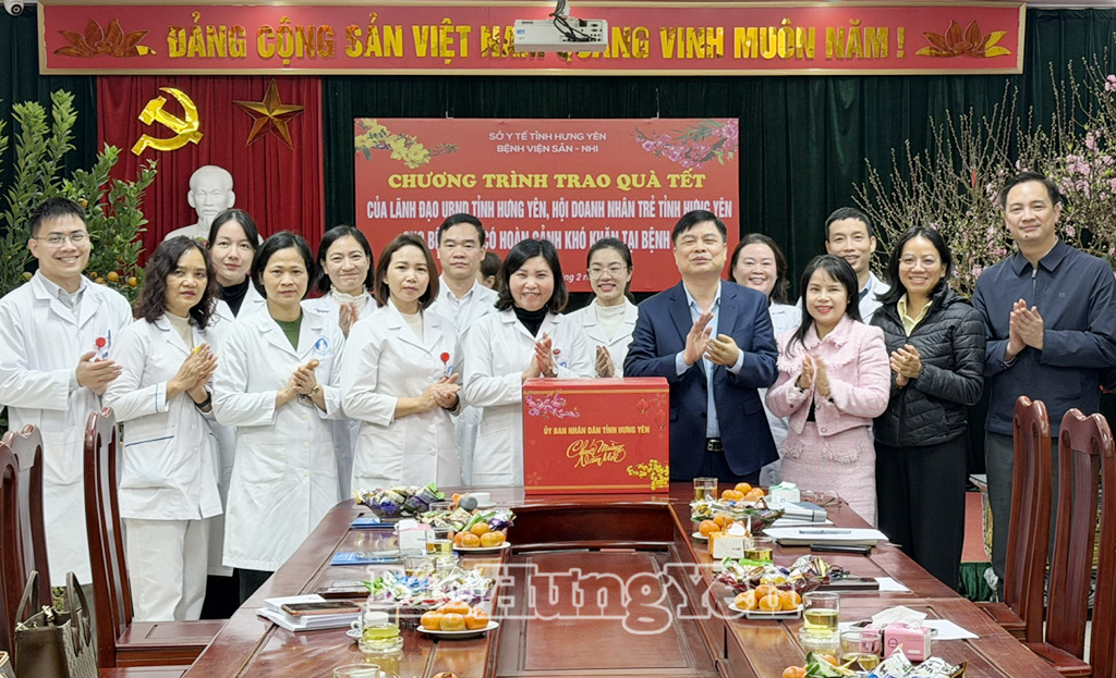 Đồng chí Phó Chủ tịch UBND tỉnh Phạm Văn Nghiêm trao quà tặng các y, bác sĩ Bệnh viện Sản - Nhi Hưng Yên. 