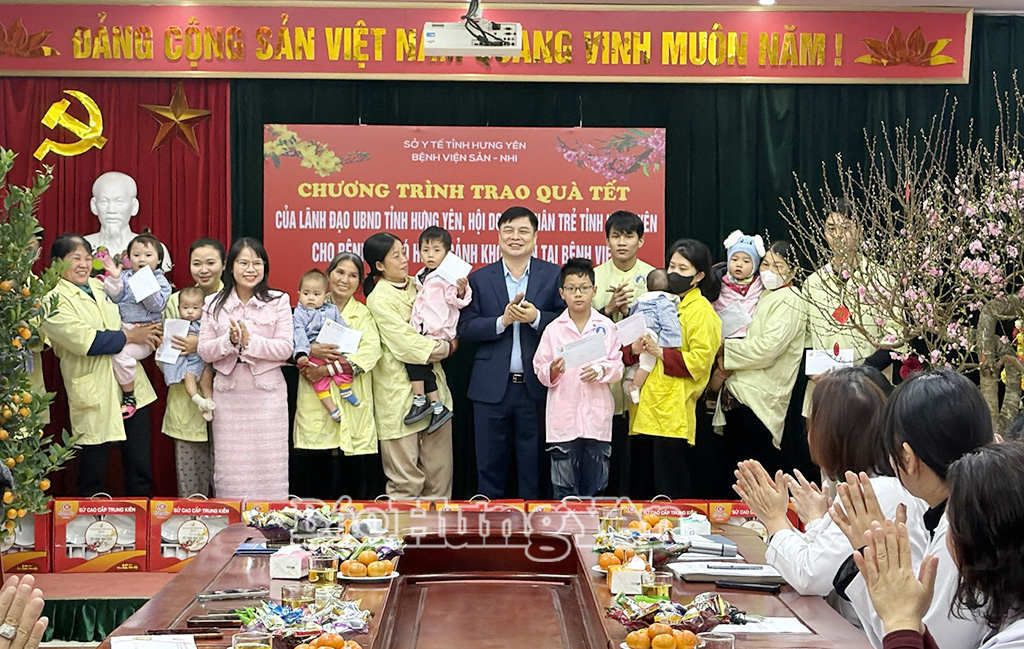 Đồng chí Phó Chủ tịch UBND tỉnh Phạm Văn Nghiêm trao quà Tết cho bệnh nhân điều trị tại Bệnh viện Sản - Nhi Hưng Yên. 