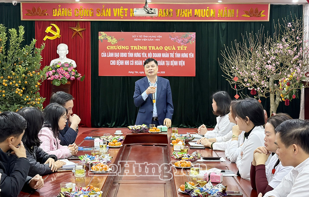 Đồng chí Phó Chủ tịch UBND tỉnh Phạm Văn Nghiêm phát biểu tại buổi trao quà. 