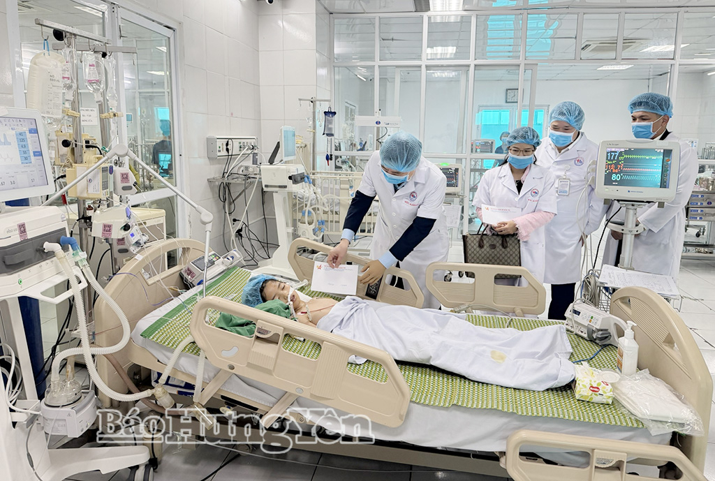 Đồng chí Phó Chủ tịch UBND tỉnh Phạm Văn Nghiêm thăm, động viên bệnh nhi nặng đang điều trị tại Bệnh viện Nhi Thái Bình.