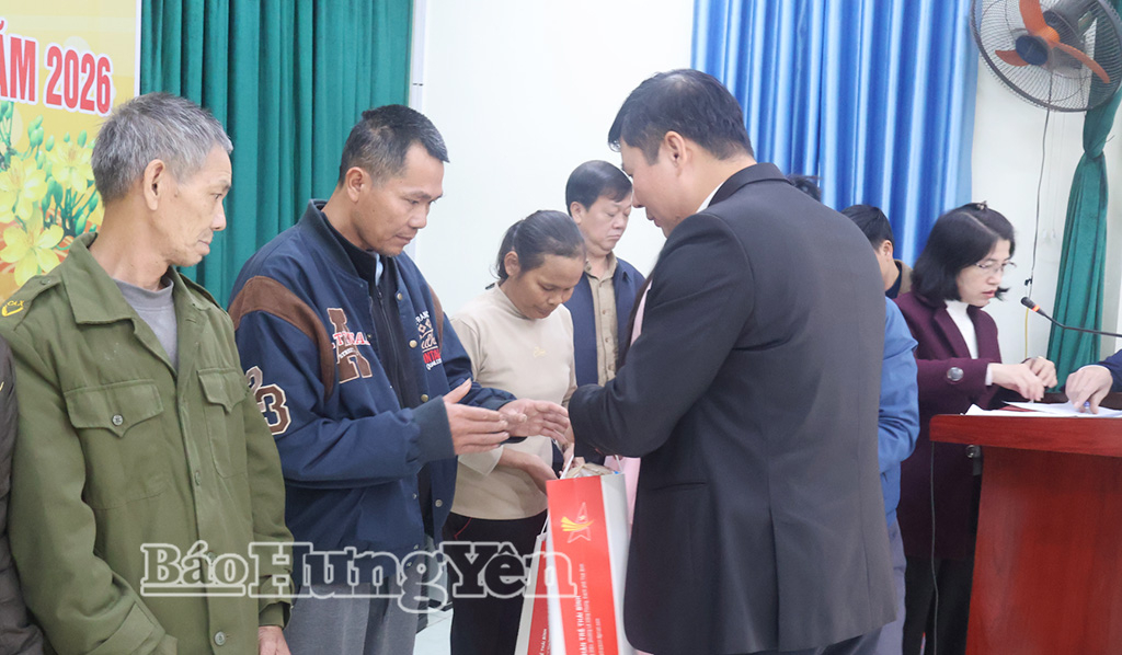 Đồng chí Phó Chủ tịch Thường trực UBND tỉnh Nguyễn Lê Huy trao quà tặng người khuyết tật, trẻ mồ côi, trẻ em có hoàn cảnh đặc biệt  khó khăn  tại xã Lương Bằng.