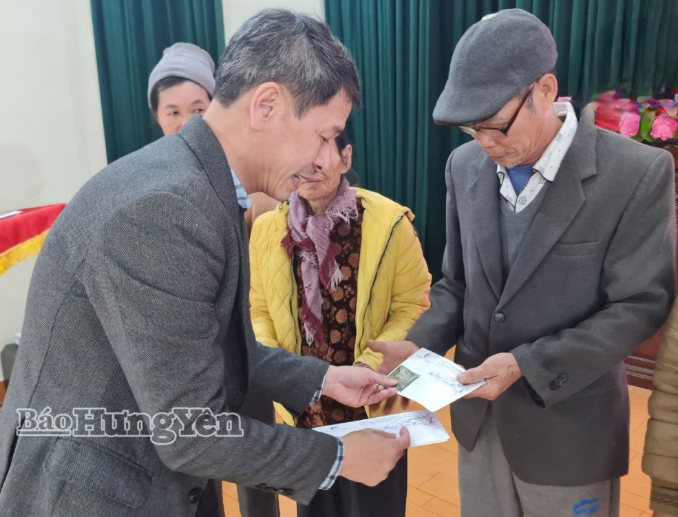 Lãnh đạo Công ty Cổ phần Green i-Park trao quà Tết tặng hộ nghèo, cận nghèo, hộ có hoàn cảnh khó khăn xã Thái Ninh.