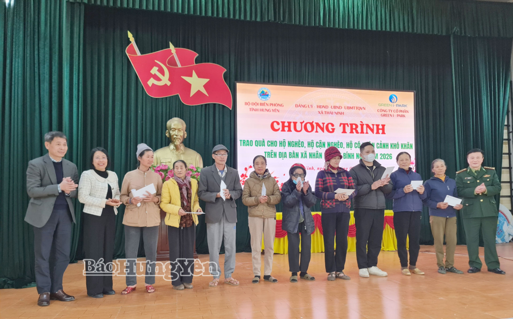 Đại diện lãnh đạo Ban Chỉ huy Bộ đội Biên phòng tỉnh, Công ty Cổ phần Green i-Park và lãnh đạo xã Thái Ninh trao quà Tết tặng các đối tượng thụ hưởng.