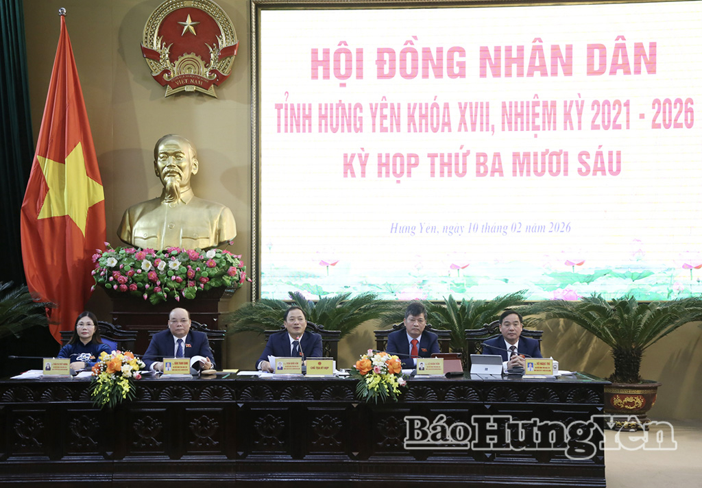 Các đồng chí chủ tọa kỳ họp. Ảnh Trịnh Cường