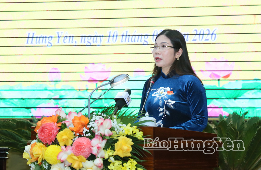 Đồng chí Trần Thị Tuyết Hương, Phó Chủ tịch HĐND tỉnh phát biểu tại kỳ họp. Ảnh Trịnh Cường