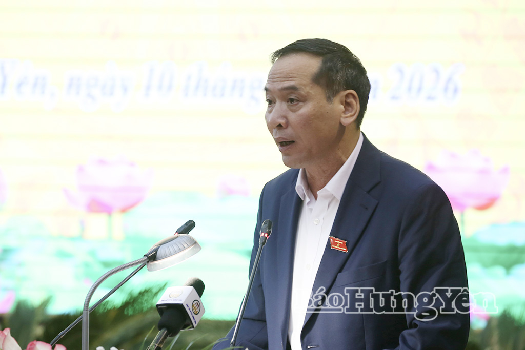 Đồng chí Nguyễn Đức Tải, Giám đốc Sở Tài chính trình bày báo cáo và dự thảo nghị quyết tại kỳ họp. Ảnh Trịnh Cường