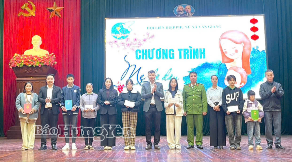 Trao kinh phí chương trình Mẹ đỡ đầu cho trẻ em mồ côi tại xã Văn Giang.