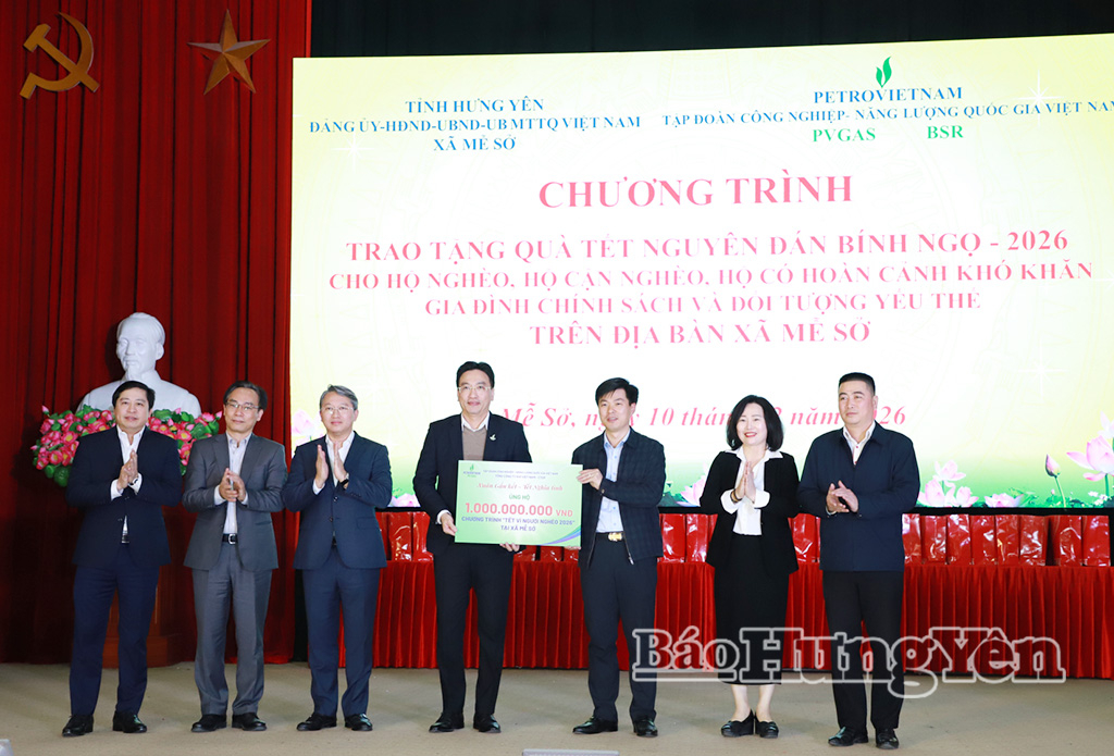 Đại diện Tổng Công ty khí Việt Nam trao biểu trưng số tiền 1 tỷ đồng cho lãnh đạo xã Mễ Sở.