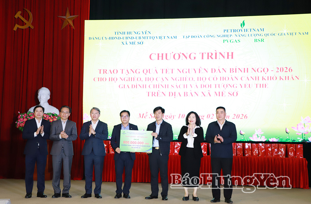 Đại diện Công ty Cổ phần Lọc hóa dầu Bình Sơn trao tượng trưng số tiền 800 triệu đồng cho lãnh đạo xã Mễ Sở.