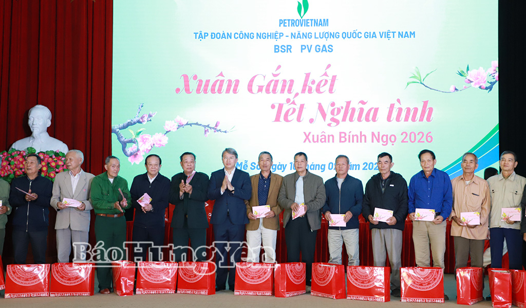 Đồng chí Bộ trưởng Bộ Tư pháp Nguyễn Hải Ninh trao quà tặng các gia đình người có công.