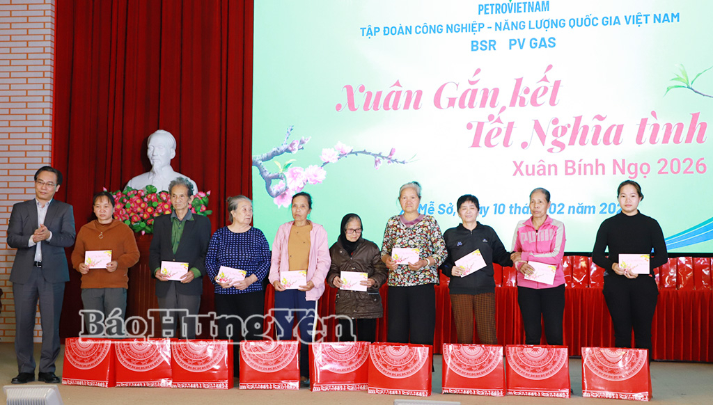 Đồng chí Giám đốc Đại học Quốc gia Hà Nội Hoàng Minh Sơn trao quà tặng hộ nghèo.