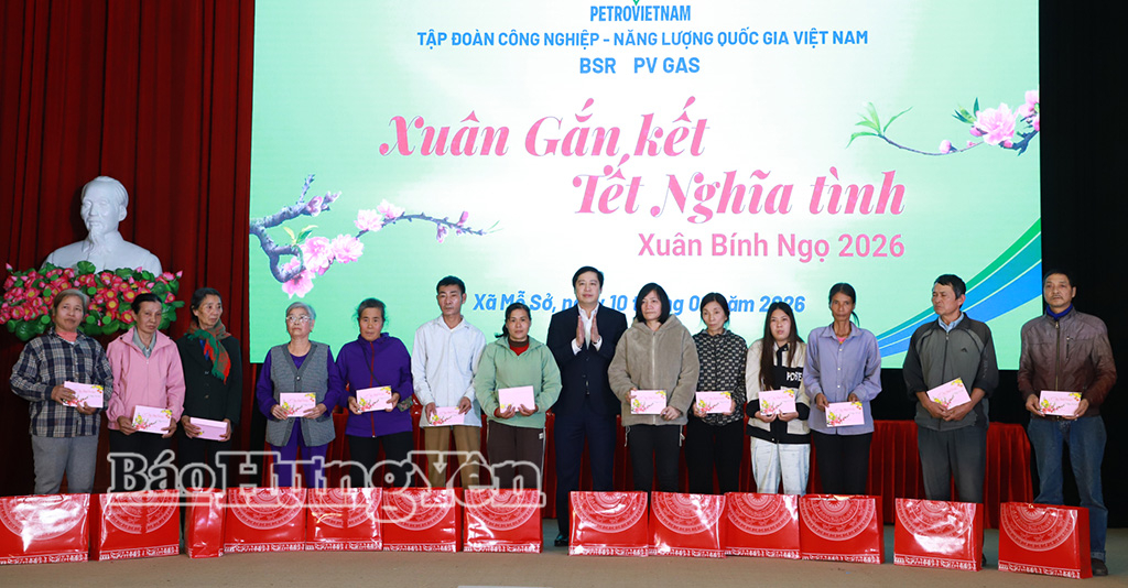 Đồng chí Phó Tổng Thanh tra Chính phủ Dương Quốc Huy trao quà tặng hộ cận nghèo.