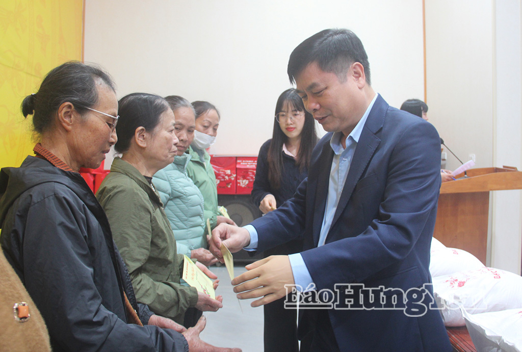 Đồng chí Phạm Văn Nghiêm, Phó Chủ tịch UBND tỉnh trao quà Tết cho các hộ nghèo, cận nghèo trên địa bàn xã Ái Quốc.