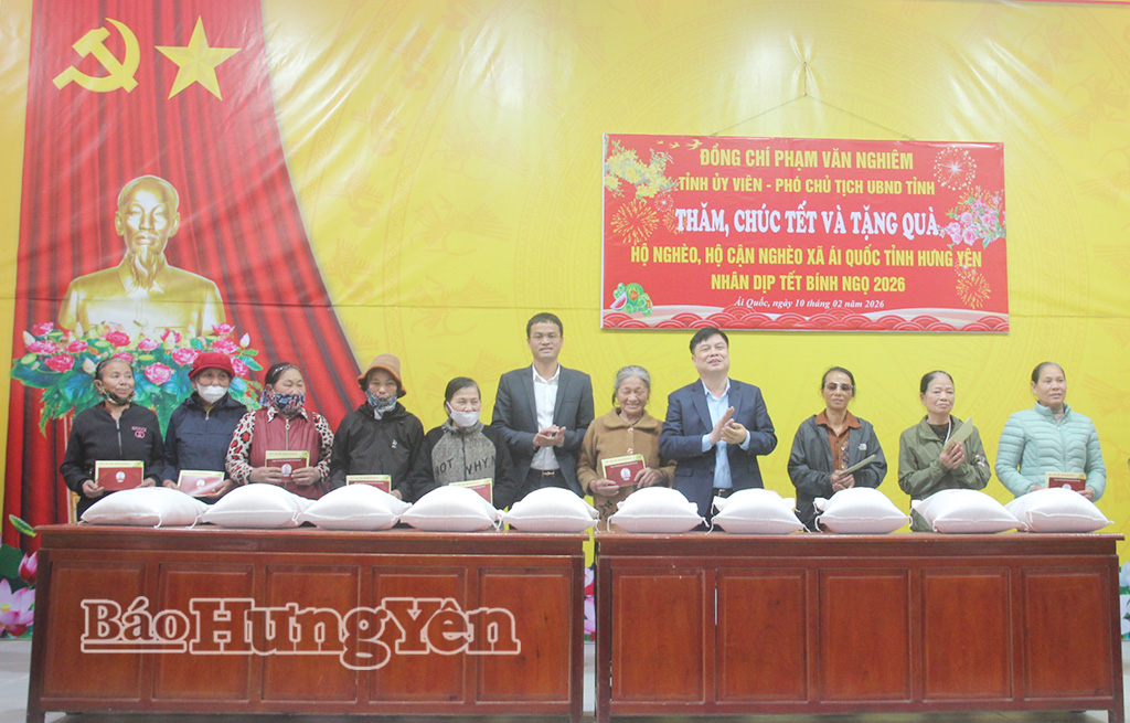 Đồng chí Phạm Văn Nghiêm, Phó Chủ tịch UBND tỉnh và đơn vị tài trợ trao quà Tết cho các hộ nghèo, cận nghèo trên địa bàn xã Ái Quốc.