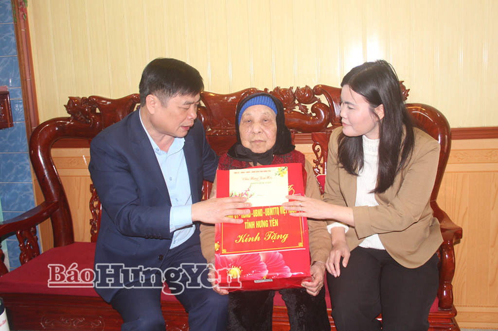 Đồng chí Phạm Văn Nghiêm, Phó Chủ tịch UBND tỉnh tới tặng quà Tết Mẹ Việt Nam anh hùng Đoàn Thị Xuyến, thôn Lũ Phong.