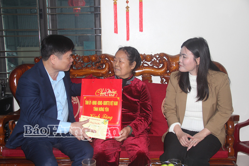 Đồng chí Phạm Văn Nghiêm, Phó Chủ tịch UBND tỉnh cùng lãnh đạo xã Ái Quốc tới thăm, chúc Tết bà Ngô Thị Mơ, thôn Đông Cao 1, là vợ liệt sĩ Trần Văn Lô.