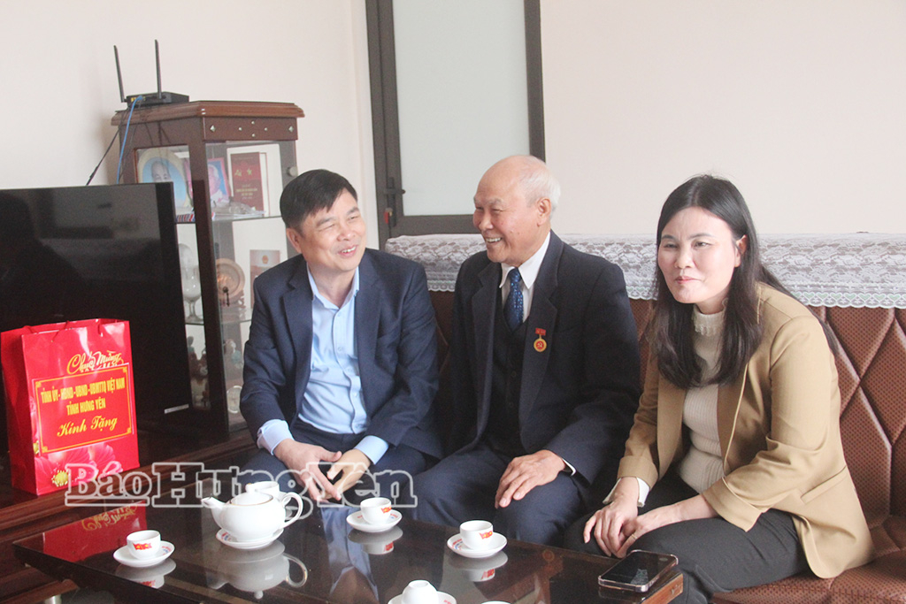 Đồng chí Phạm Văn Nghiêm, Phó Chủ tịch UBND tỉnh cùng lãnh đạo xã Ái Quốc tới thăm, chúc Tết thương binh Lương Đức Tưởng, thôn Đông Cao 1.