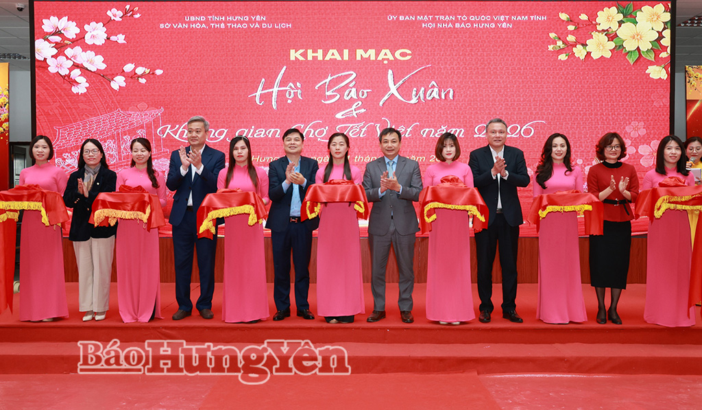 Đồng chí Phó Chủ tịch UBND tỉnh Phạm Văn Nghiêm cùng lãnh đạo Sở Văn hóa, Thể thao và Du lịch, lãnh đạo Hội Nhà báo tỉnh cắt băng khai mạc “Hội Báo Xuân và Không gian Chợ Tết Việt năm 2026”.