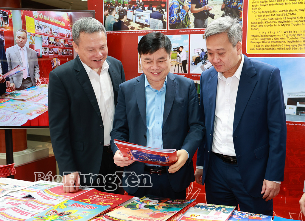 Đồng chí Phó Chủ tịch UBND tỉnh Phạm Văn Nghiêm, lãnh đạo Sở Văn hóa, Thể thao và Du lịch, lãnh đạo Hội Nhà báo tỉnh tham quan gian trưng bày Hội Báo Xuân.