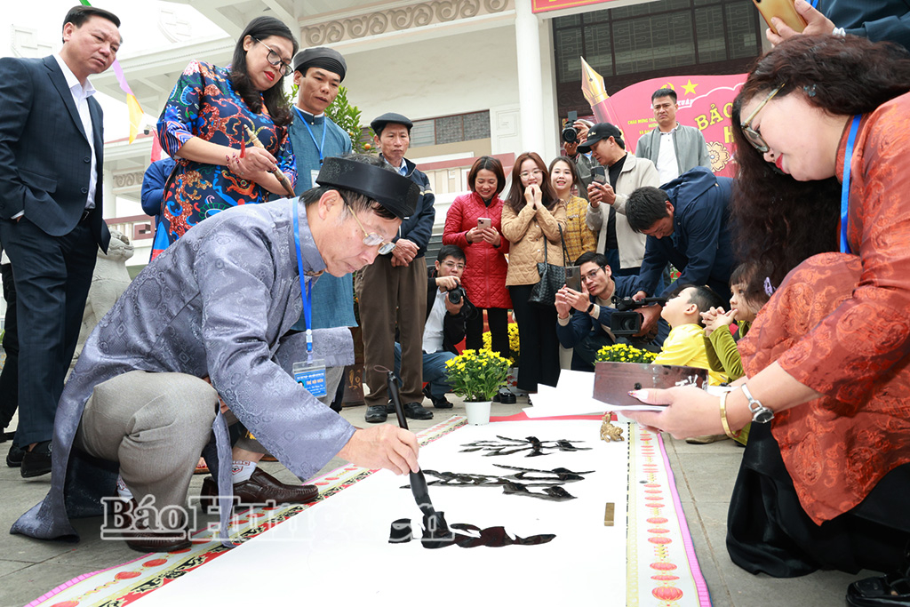 Trình diễn thư pháp trường quyển tại “Hội Báo Xuân và Không gian Chợ Tết Việt năm 2026”. 