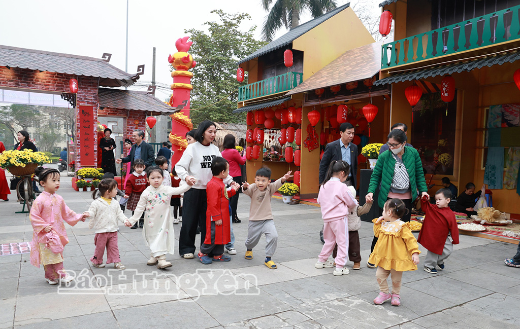 Các em nhỏ thích thú tham quan, trải nghiệm tại “Hội Báo Xuân và Không gian Chợ Tết Việt 2026”.