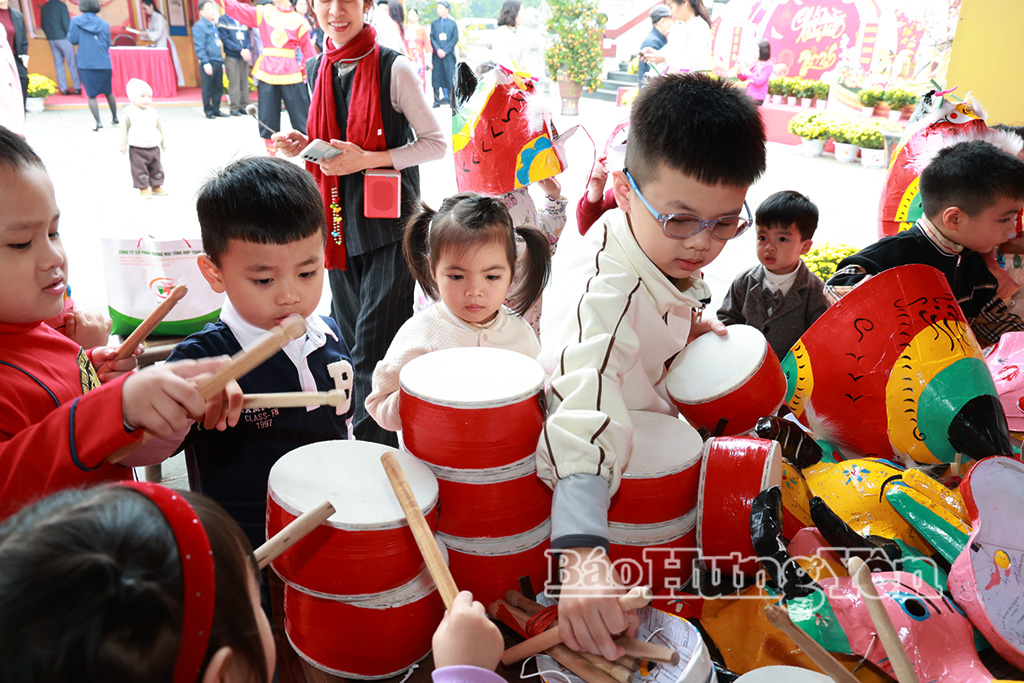 Các em nhỏ thích thú với những món đồ chơi truyền thống như trống, mặt nạ giấy bồi.