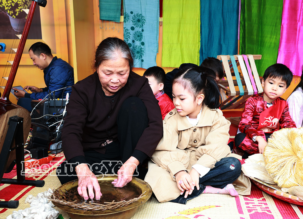 Các em nhỏ tìm hiểu nghề dệt lụa truyền thống.