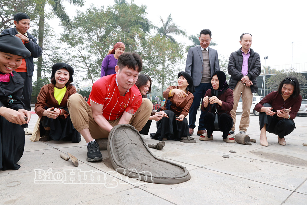 Trải nghiệm trò chơi dân gian pháo đất.