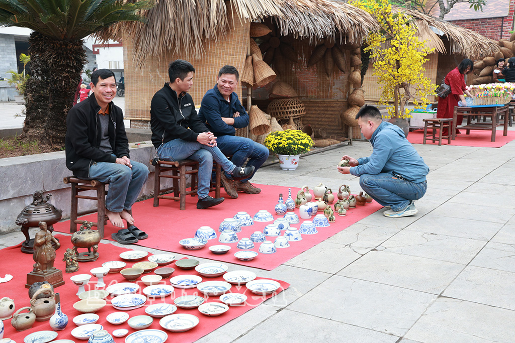 Các gian hàng bán đồ gốm sứ.