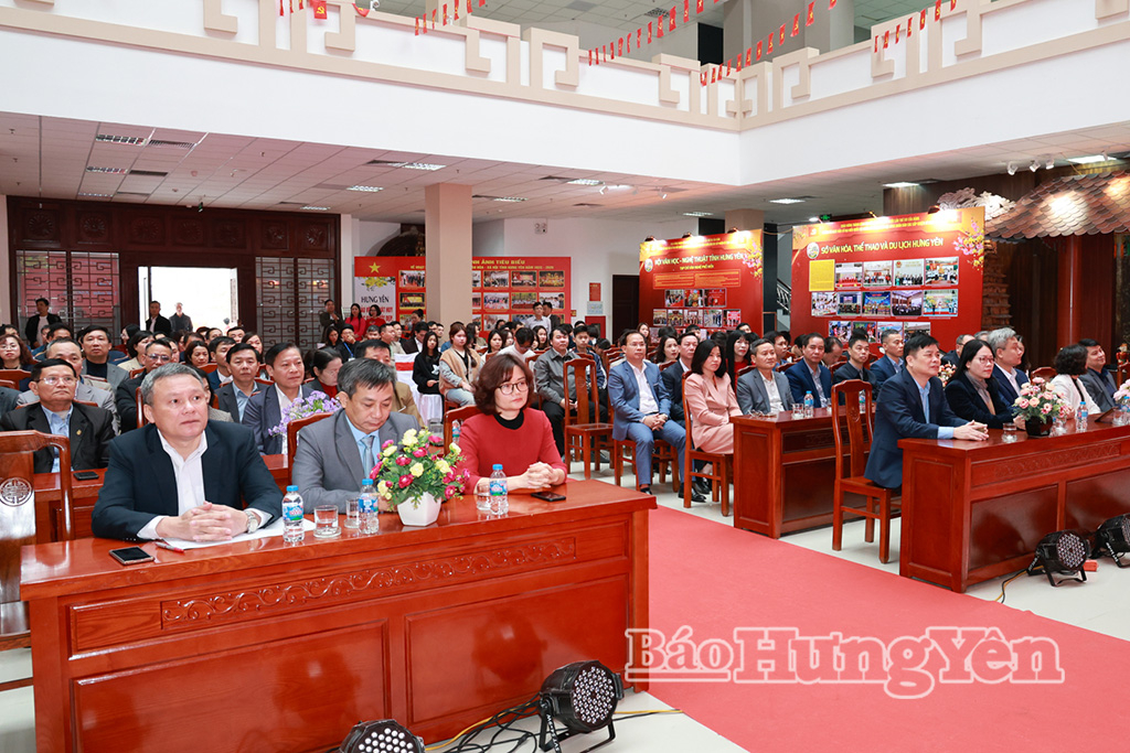 Các đại biểu dự lễ khai mạc.