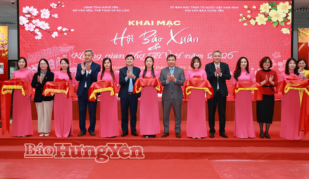 Các đồng chí lãnh đạo tỉnh, lãnh đạo Sở Văn hóa, Thể thao và Du lịch, lãnh đạo Hội Nhà báo tỉnh cắt băng khai mạc “Hội Báo Xuân và Không gian Chợ Tết Việt năm 2026”.