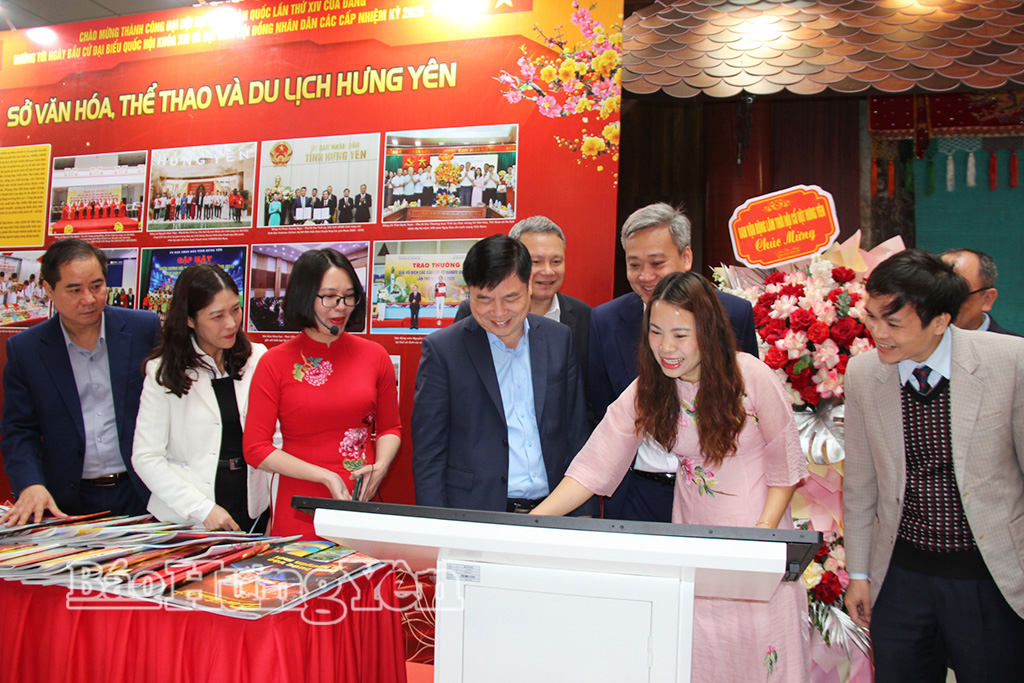 Các đồng chí lãnh đạo tỉnh, lãnh đạo Sở Văn hóa, Thể thao và Du lịch, lãnh đạo Hội Nhà báo tỉnh tham quan các gian trưng bày.