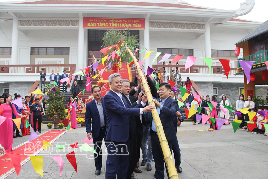 Các đồng chí lãnh đạo tỉnh, lãnh đạo Sở Văn hóa, Thể thao và Du lịch, lãnh đạo Hội Nhà báo tỉnh dựng cây nêu ngày Tết tại “Hội Báo Xuân và Không gian Chợ Tết Việt năm 2026”.