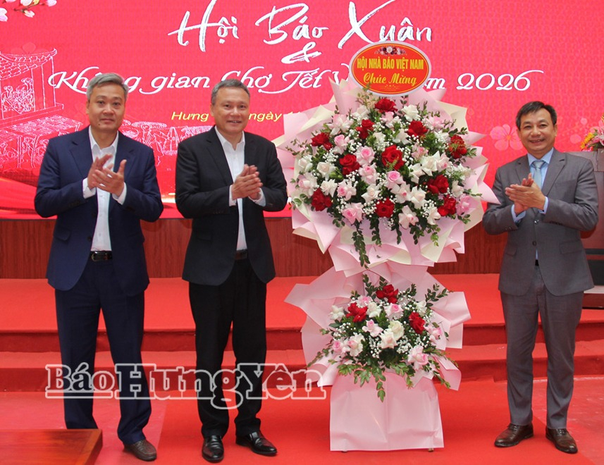 Đại diện Hội Nhà báo Việt Nam tặng hoa chúc mừng tại lễ khai mạc “Hội Báo Xuân và Không gian Chợ Tết Việt năm 2026”.