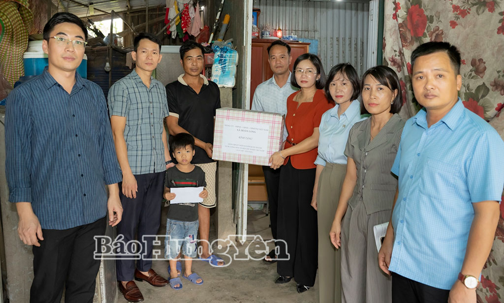 Lãnh đạo xã Hoàn Long trao quà tặng hộ nghèo.