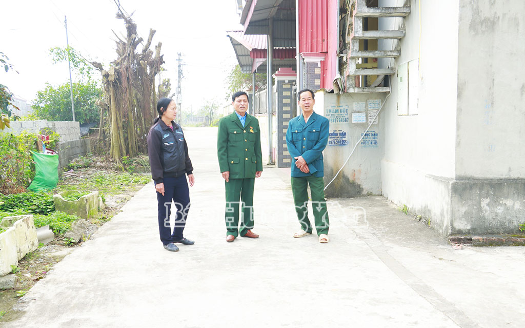 CCB Trương Quang Xưởng ủng hộ hàng chục triệu đồng bê tông hóa đường nông thôn mới tạo thuận  lợi cho người dân đi lại.