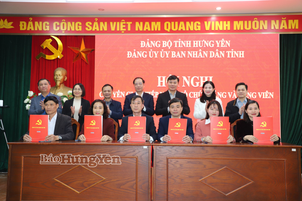 Thực hiện thủ tục chuyển giao, tiếp nhận các tổ chức đảng và đảng viên.