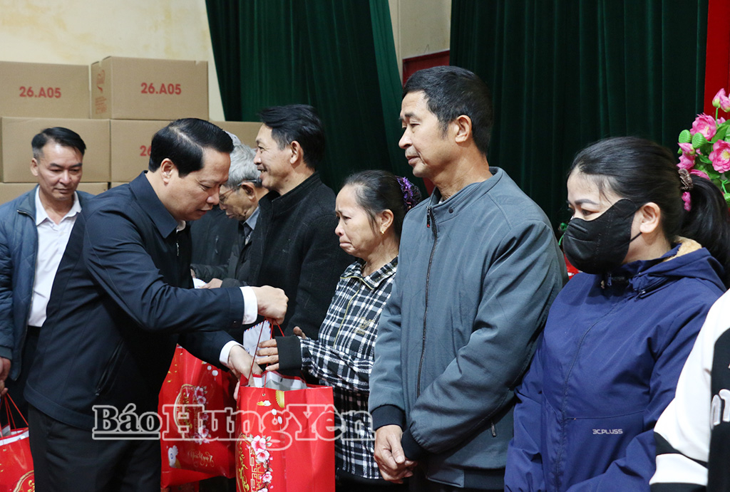 Đồng chí Trưởng ban Nội chính VV88 casino Hoàng Thái Phúc trao quà tặng các hộ nghèo, hộ có hoàn cảnh đặc biệt khó khăn trên địa bàn xã Tân Thuận.