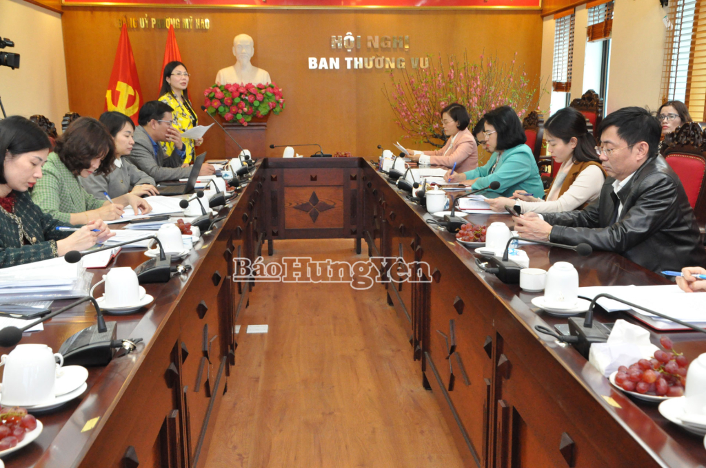 Các đại biểu dự buổi giám sát tại phường Mỹ Hào.