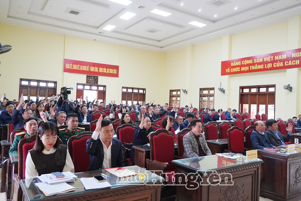 Các đại biểu đã biểu quyết thống nhất danh sách những người đủ tiêu chuẩn ứng cử ĐBQH khóa XVI.