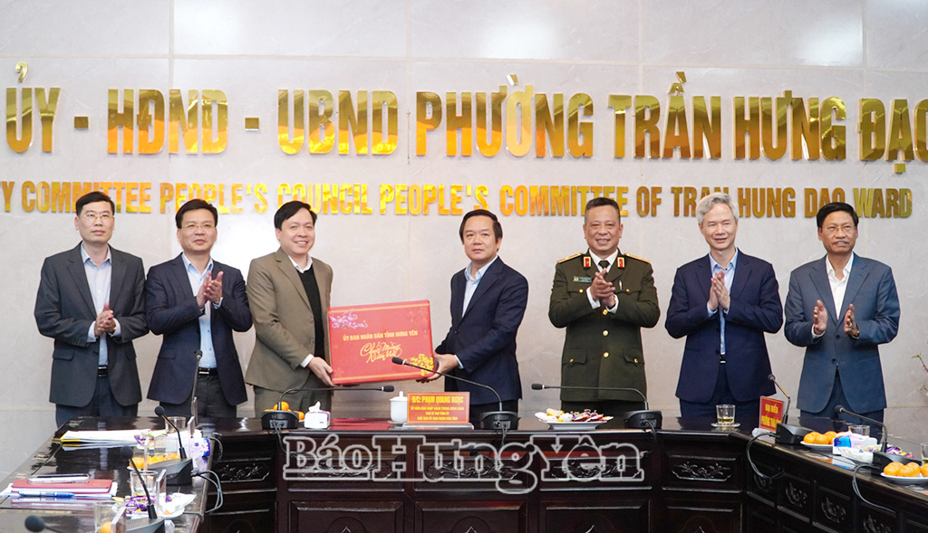 Đồng chí Phó Bí thư Tỉnh ủy, Chủ tịch UBND tỉnh tặng quà, chúc Tết cán bộ, đảng viên và Nhân dân phường Trần Lãm.