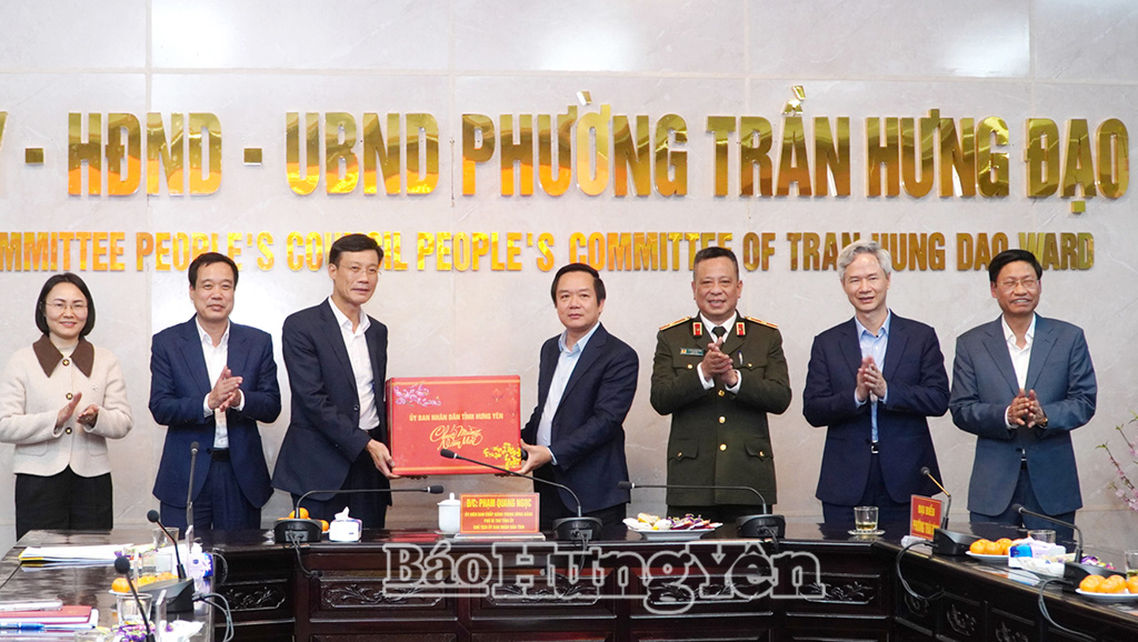 Đồng chí Phó Bí thư Tỉnh ủy, Chủ tịch UBND tỉnh tặng quà, chúc Tết cán bộ, đảng viên và Nhân dân phường Trần Hưng Đạo.