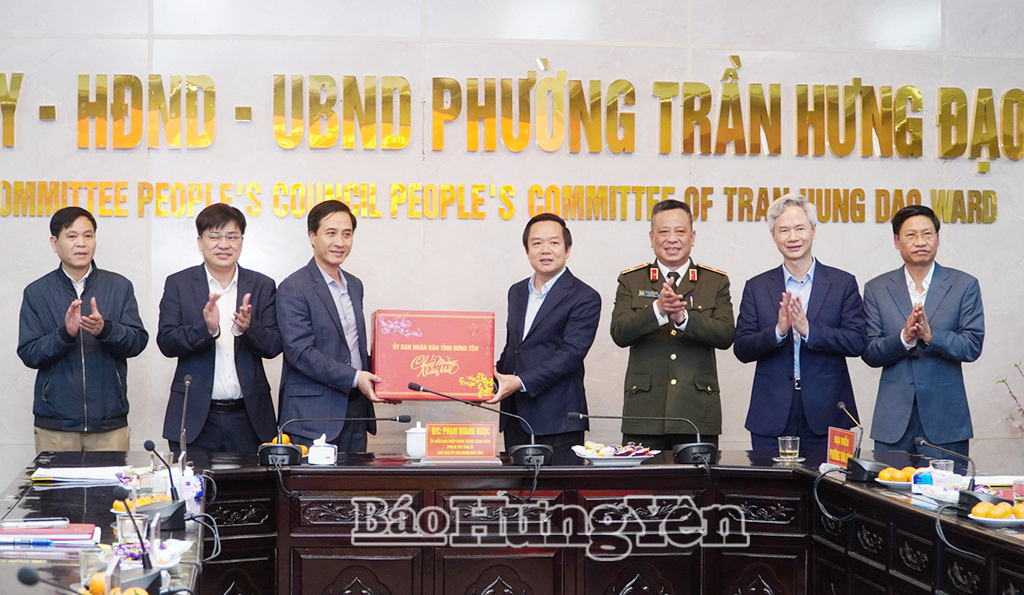 Đồng chí Phó Bí thư Tỉnh ủy, Chủ tịch UBND tỉnh tặng quà, chúc Tết cán bộ, đảng viên và Nhân dân phường Trà Lý.