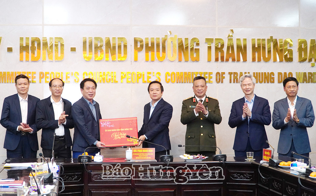 Đồng chí Phó Bí thư Tỉnh ủy, Chủ tịch UBND tỉnh tặng quà, chúc Tết cán bộ, đảng viên và Nhân dân phường Vũ Phúc.